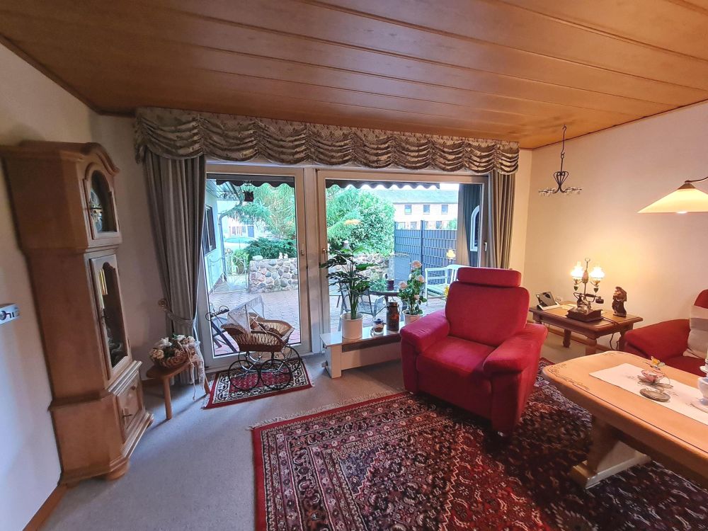 Gepflegter ebenerdiger Bungalow mit schönem Garten und zwei praktischen Garagen