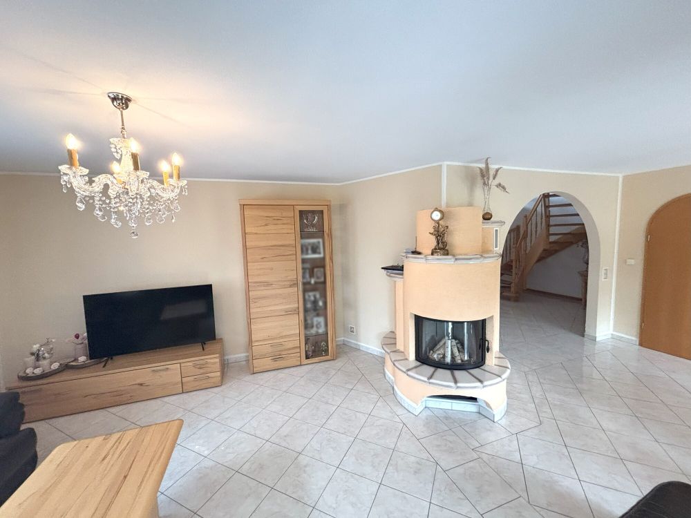 Freistehendes Einfamilienhaus mit repräsentativem Entree + Bürofläche (9)