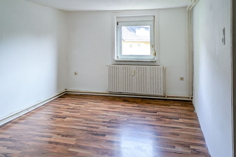 Selbstnutzer & Kapitalanleger aufgepasst:  2-Familienhaus mit Garagentrakt und viel Potential!