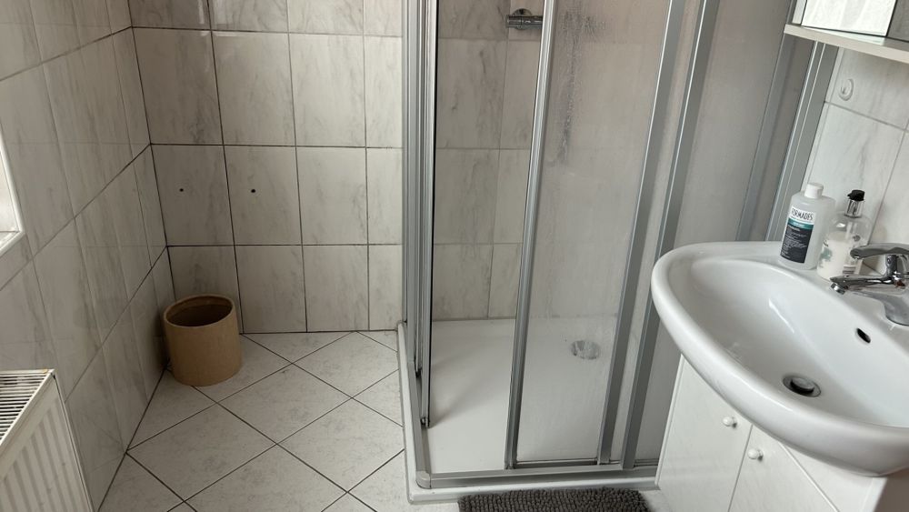 UG: Eingang + Treppe ins EG