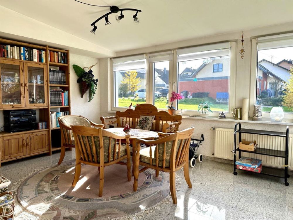 Viel Platz für Ihre Familie - Freistehendes Einfamilienhaus mit Einliegerwohnung in ruhiger Lage von Maring-Noviand