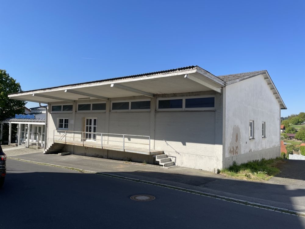 Ehemaliges Bankgebäude mit Lagerhalle - leicht umzubauen zu Wohnraum