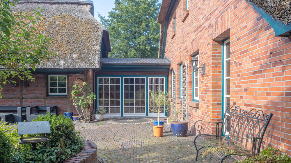 Reetdach-Anwesen mit Sommer-Gästehaus, Garage und Parkgrundstück / nur ca. 600 m zum Zw´ahner Meer