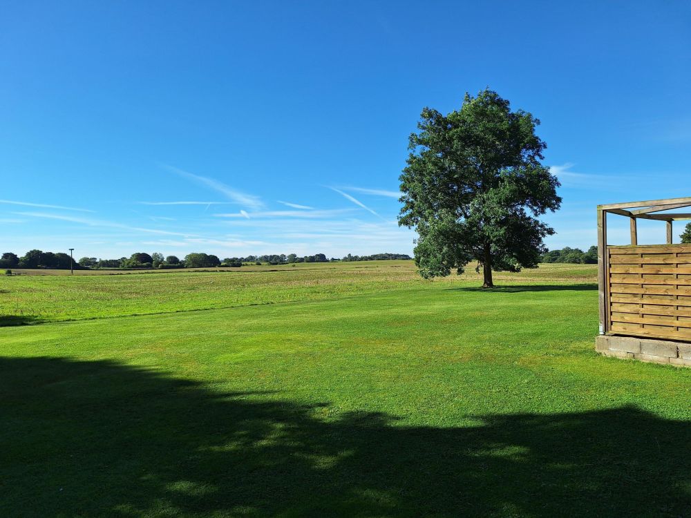 Idyllisch gelegenes Einfamilienhaus mit Einliegerwohnung in Feldrandlage