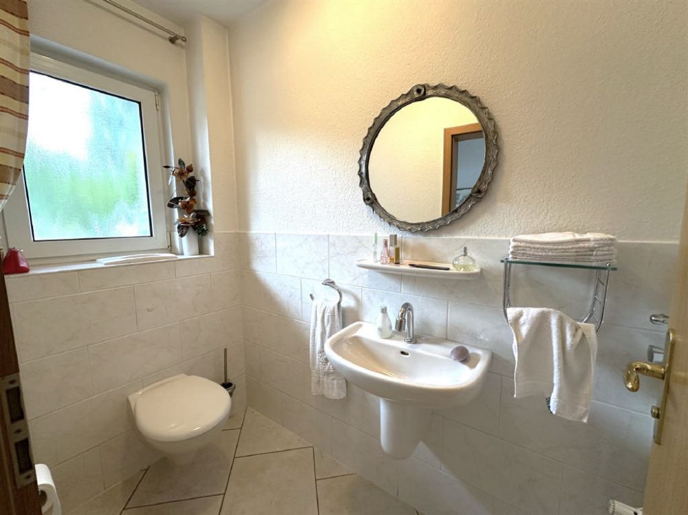 / Sundern-Zentrum: Wohnhaus mit Gewerbefläche & Parkmöglichkeiten