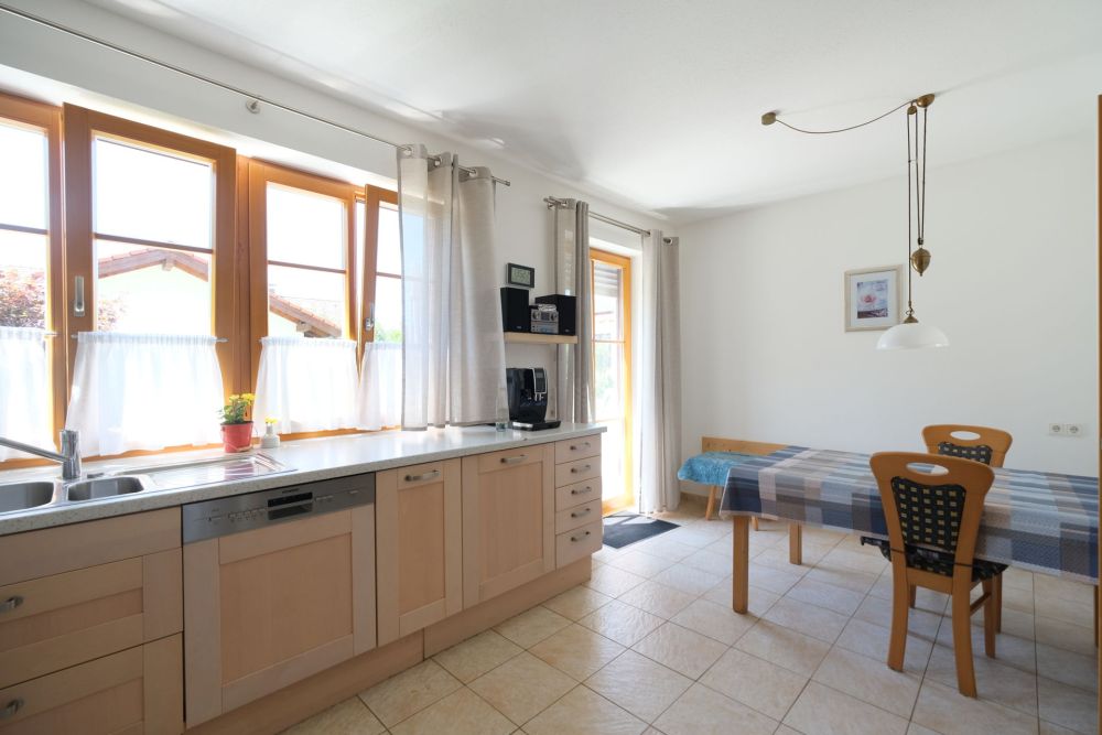 Modernes Mehrfamilienhaus mit Wohn- und Gewerbenutzung