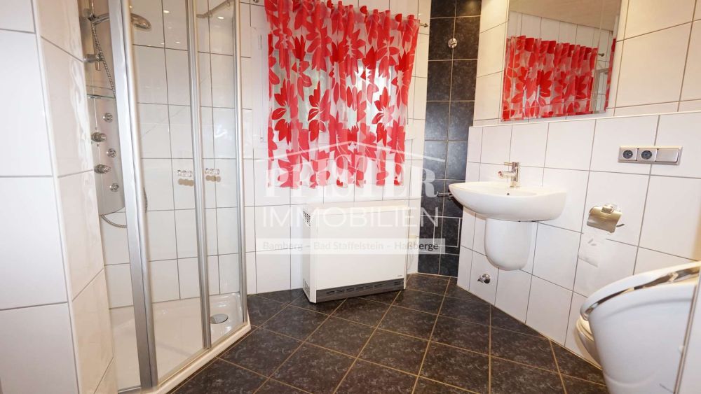 Zweifamilienhaus + Einliegerwohnung in zentraler Lage von Hallstadt