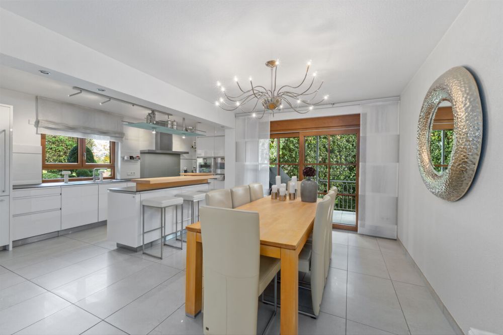 Einzigartiges Mehrgenerationenhaus inklusive traumhaftem Wellnessbereich auf weitläufigem Grundstück