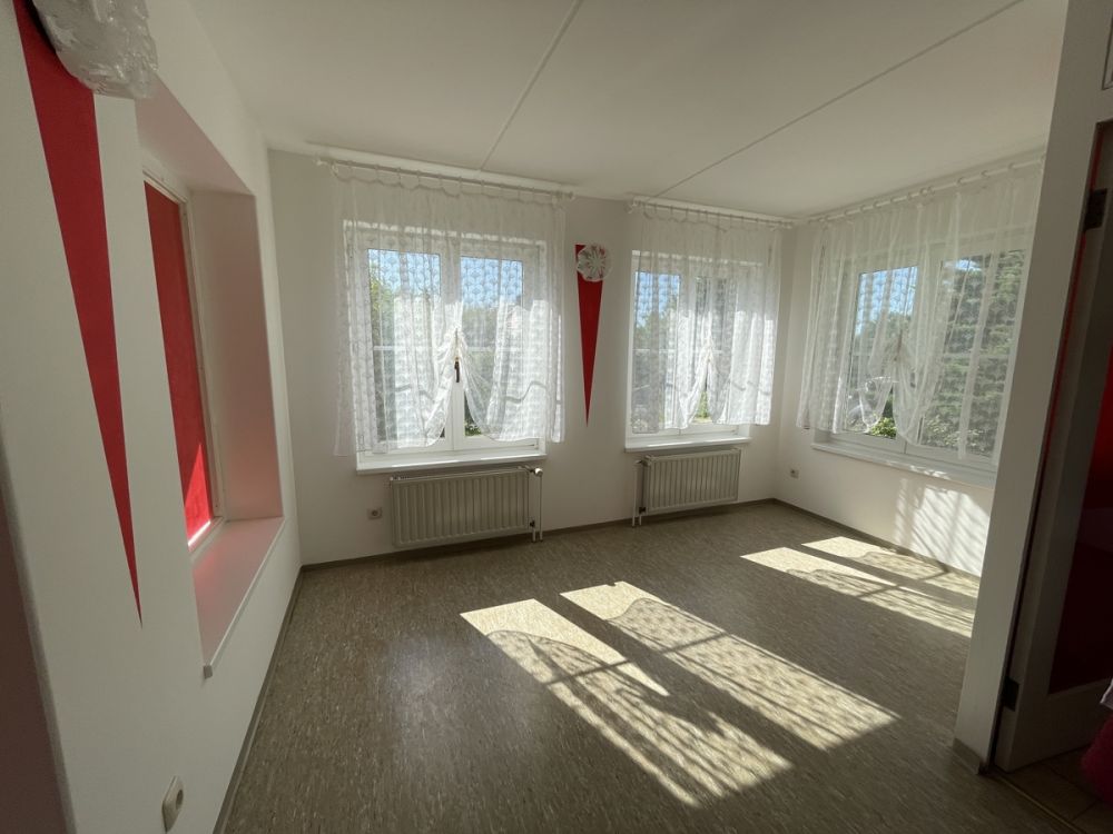 Wohnhaus in Traumlage mit vier Garagen und Nebengebäuden im Ort Griesbach