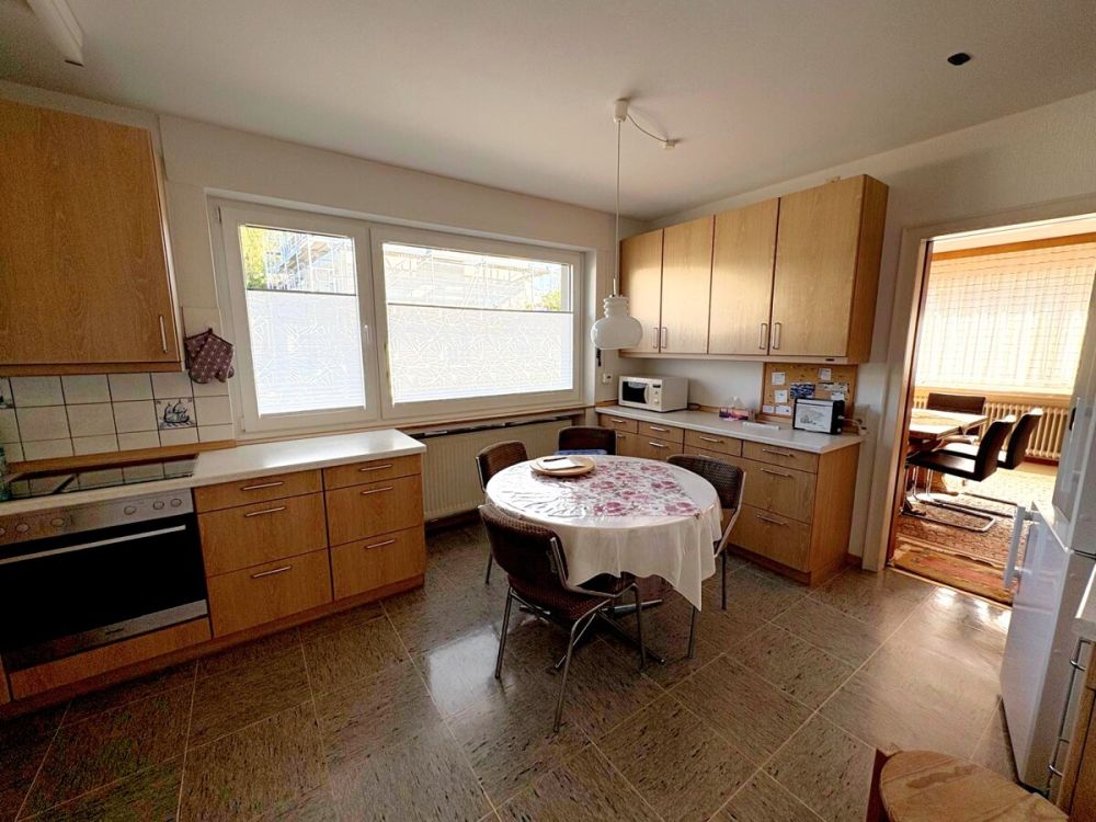 Küche mit angrenzendem Esszimmer