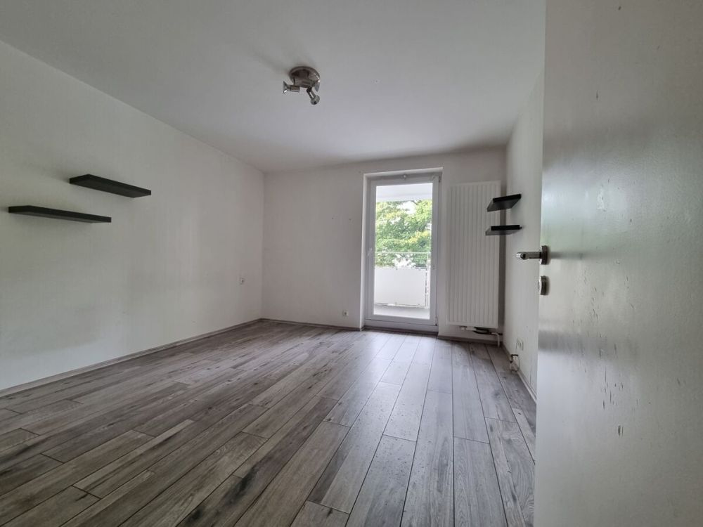 Schlafzimmer mit Zugang zu Loggia