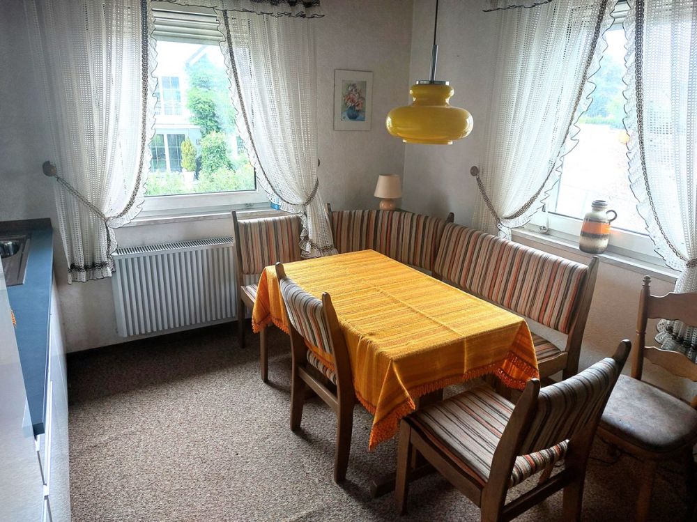 Klassisches Ein-/Zweifamilienhaus mit ansprechendem Gartengrundstück und Garage