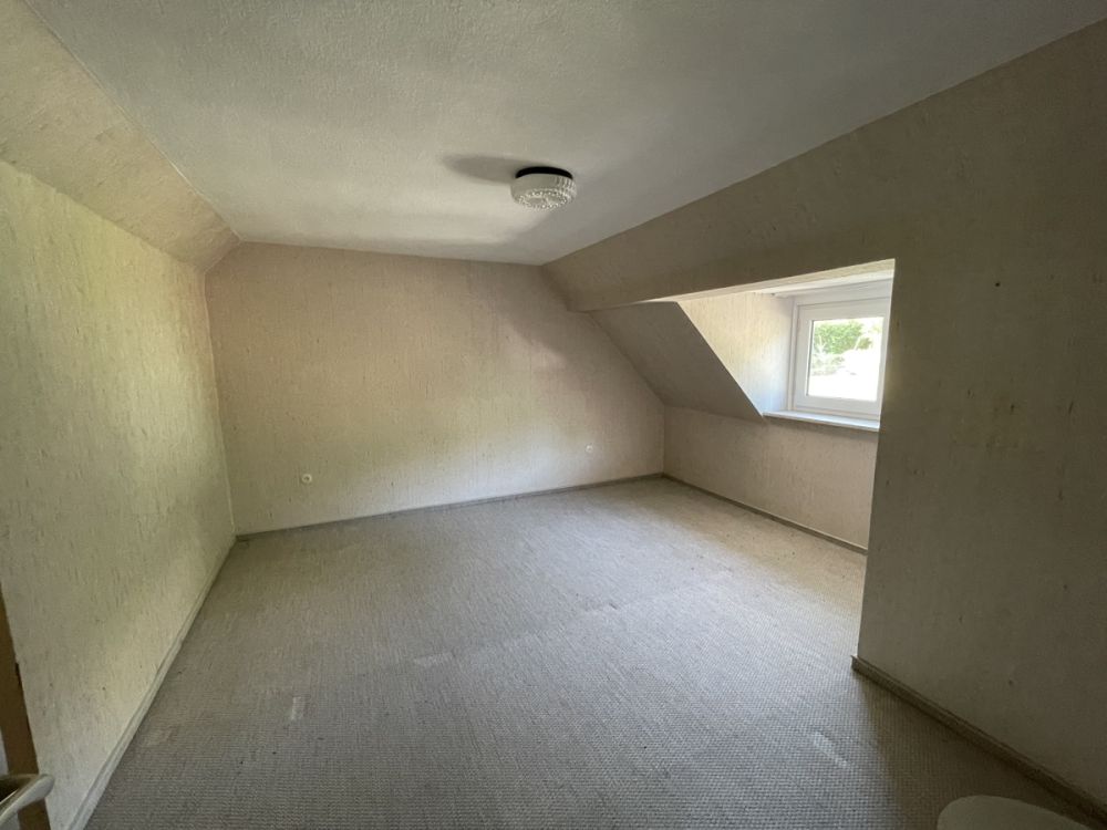 Hier lässt sich viel draus machen - Haus mit begonnener Renovierung