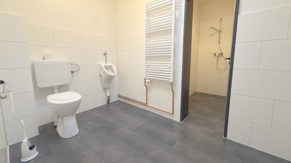 geräumiges Duschbad mit WC - modern und funktional