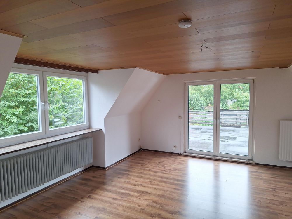 Wohnzimmer im DG mit Zugang zur Dachterrasse
