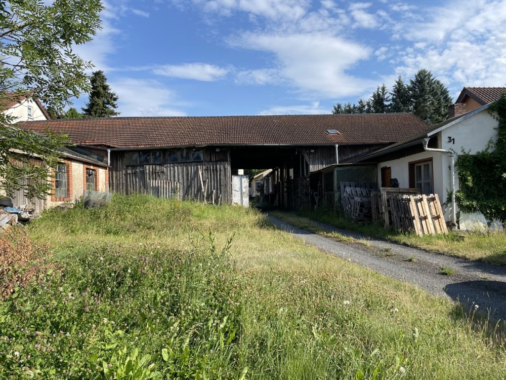 Großes Grundstück mit Nebengebäuden in guter Lage zum Verkauf!