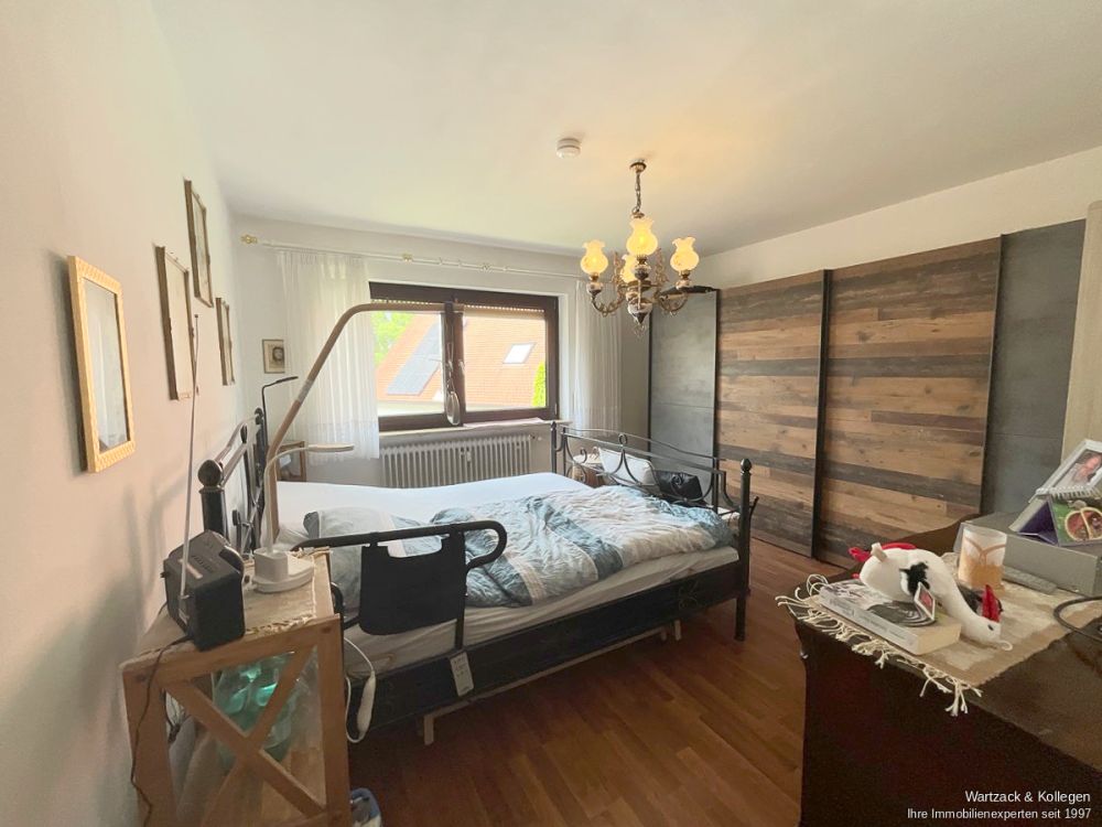 Gepflegte und gut geschnittene 
3,5-Zimmer-Wohnung 
im 1. OG 
inkl. Garage und Einbauküche