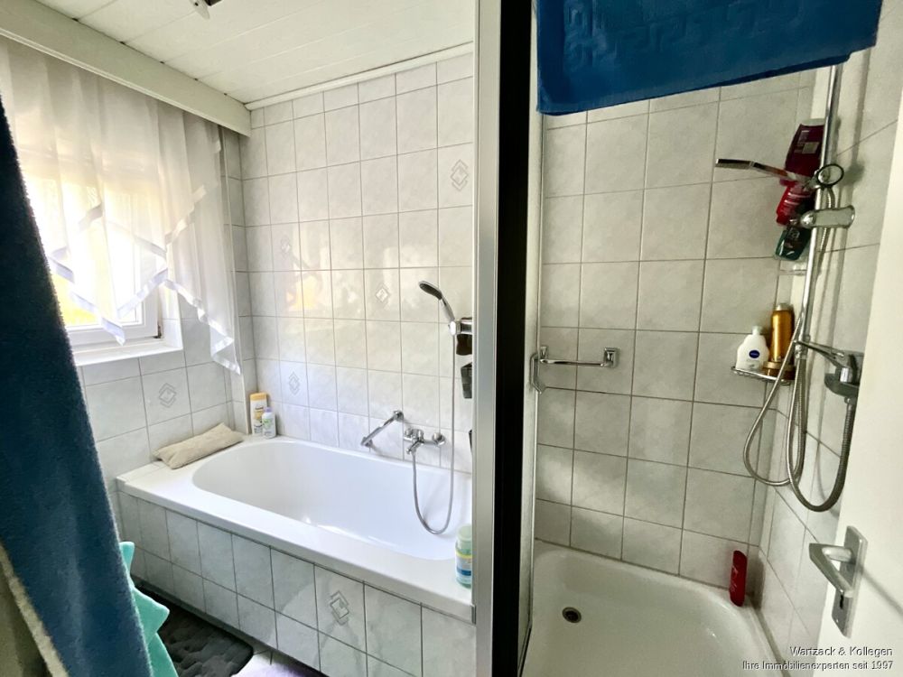 Komplett frei! 
Zweifamilienhaus mit zusätzlicher Einliegerwohnung im DG 
in Büchenbach