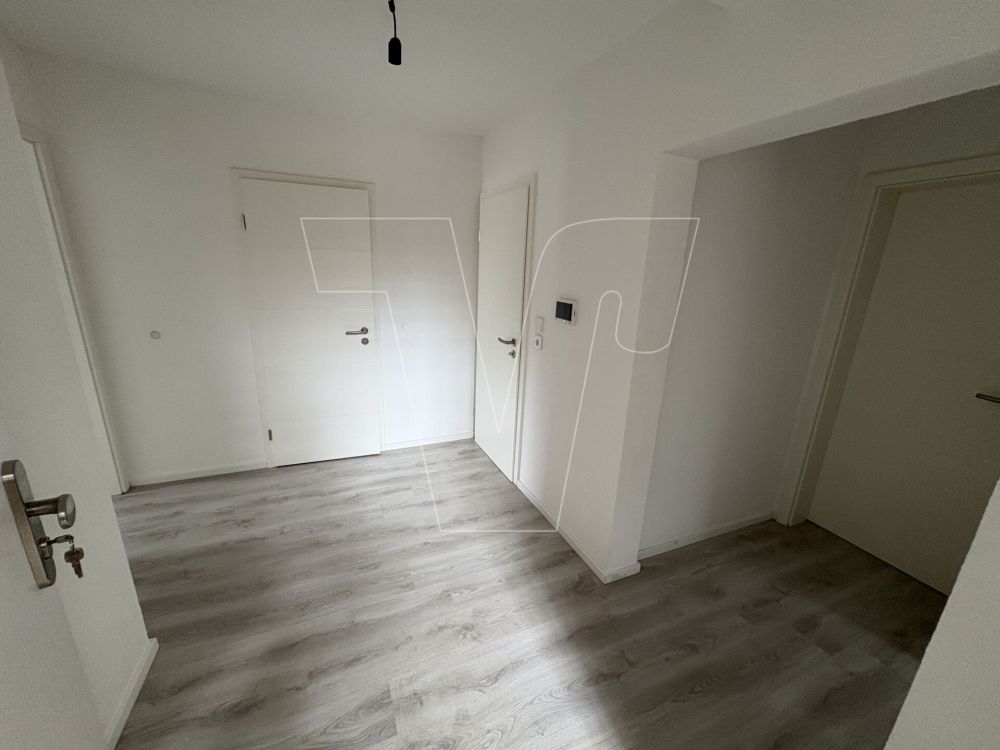 Sanierte und sehr gepflegte Wohnung mit großem Balkon!