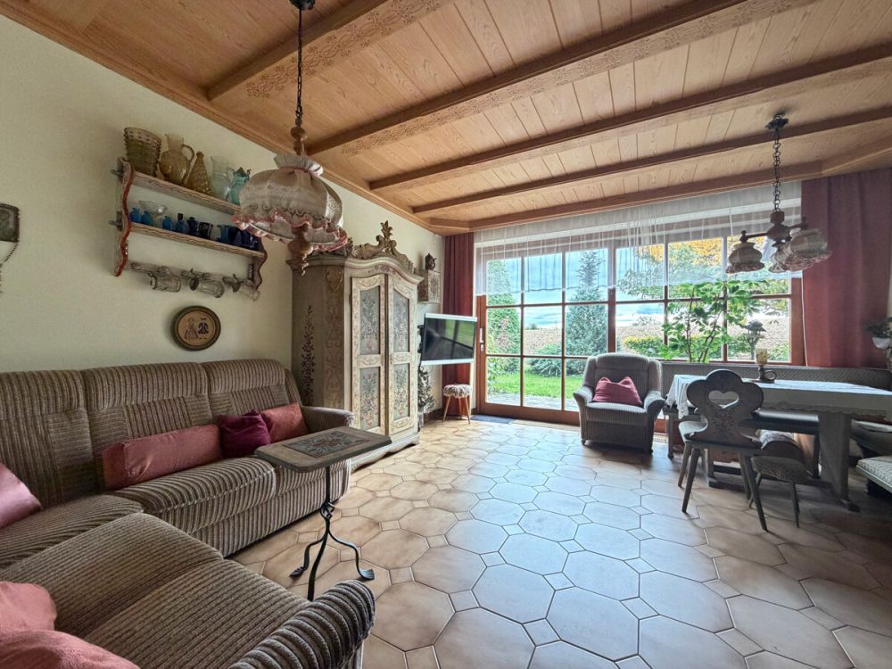 Naturidylle und Baukunst vereint: Stilvolles Wohnen in ruhiger Ortsrandlage