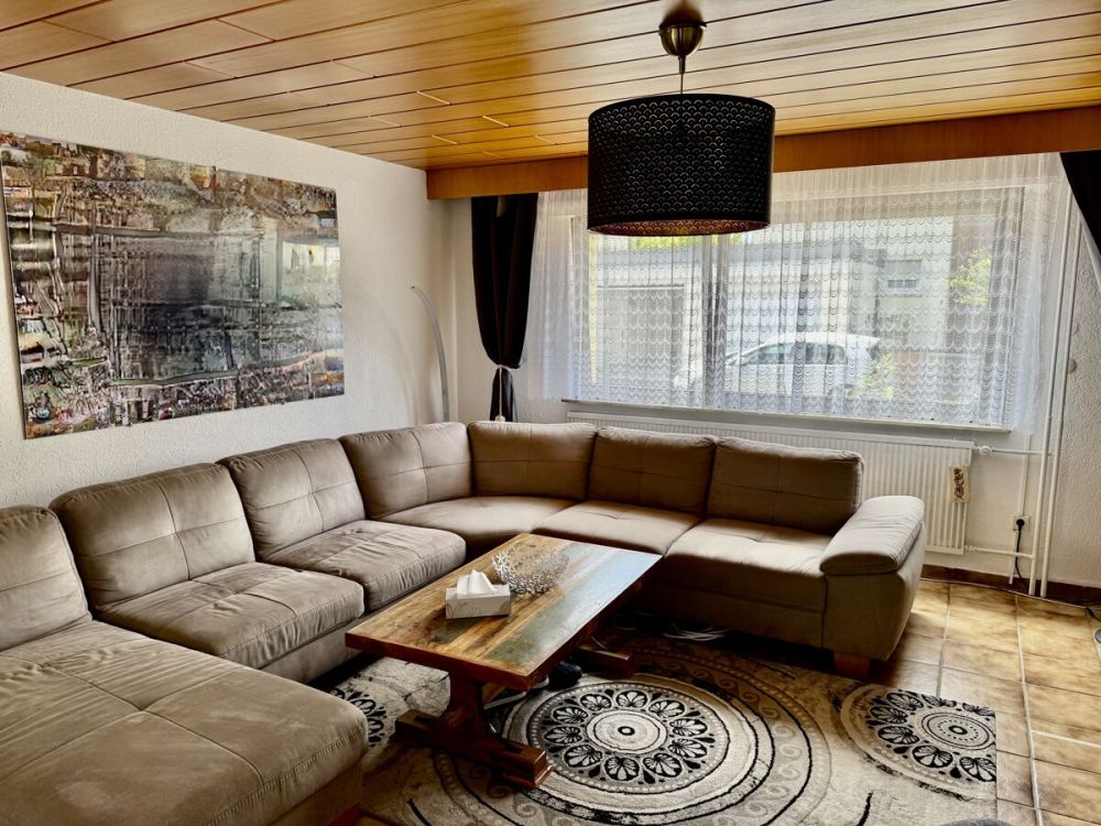 Ein- bis Zweifamilienhaus in idyllischer Ortslage
- großer Garten, 3 Garagen -