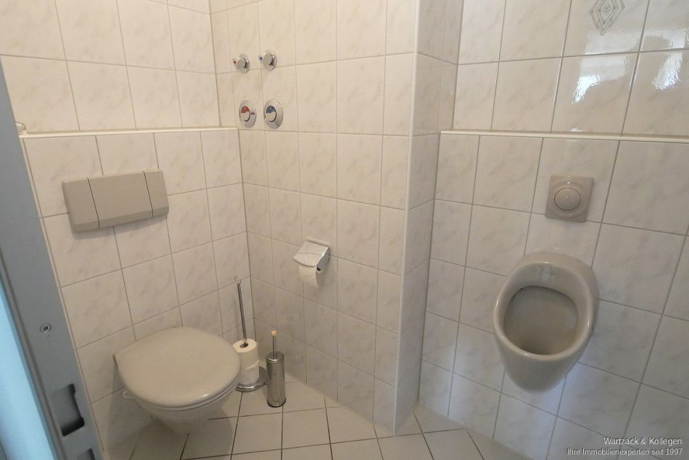 Perfekt auch zur Kapitalanlage! Schönes Büro in Roth 
mit zwei Tiefgaragenplätzen