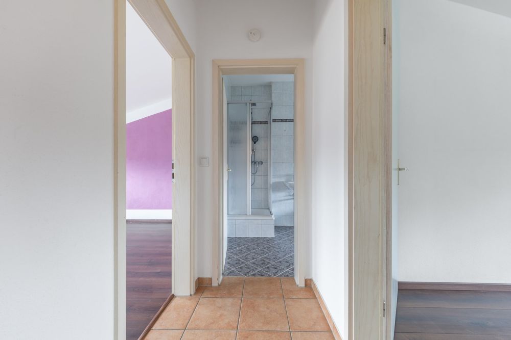 Leerstehende Dachgeschosswohnung auf zwei Ebenen mit hohem Ausstattungsniveau in Hallbergmoos