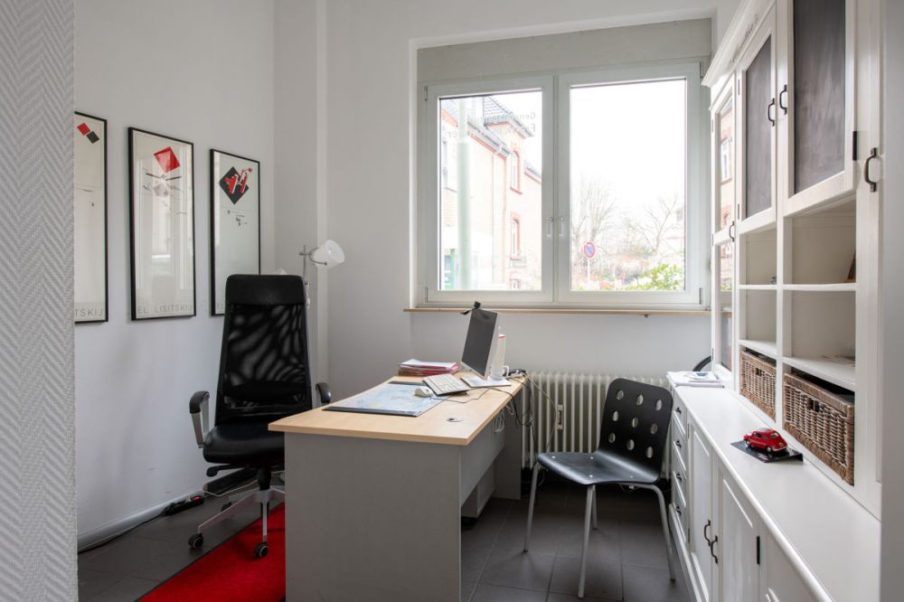 Vielseitiges Gewerbeobjekt mit zwei Ladeneinheiten, großzügiger Nutzfläche und PKW-Stellplätzen