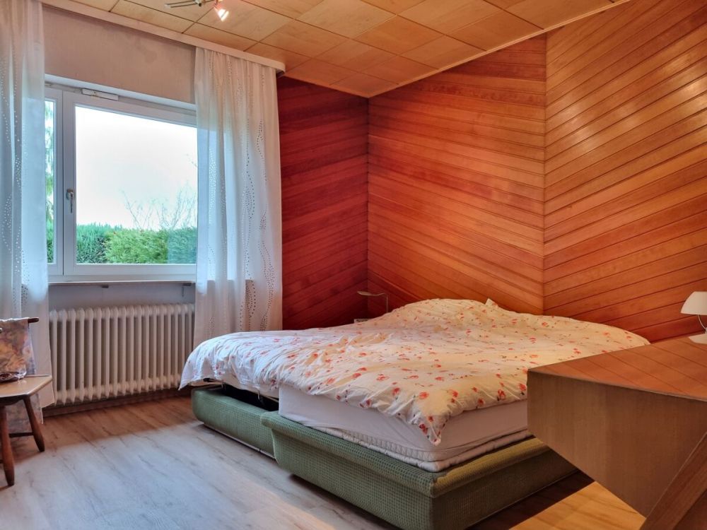 Schlafzimmer mit Blick in den Garten