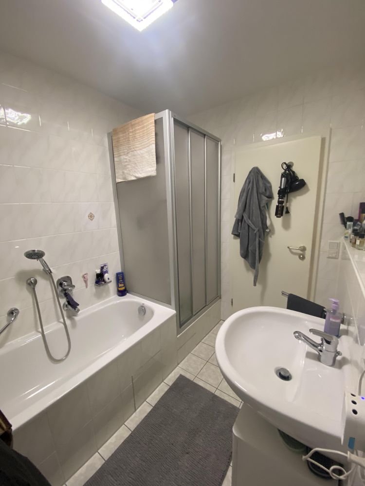 Bad mit Wanne und Dusche