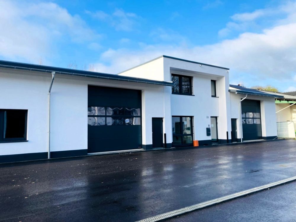 Neu errichtete Produktions-/Ausstellungshalle
im Gewerbegebiet Hungenbach