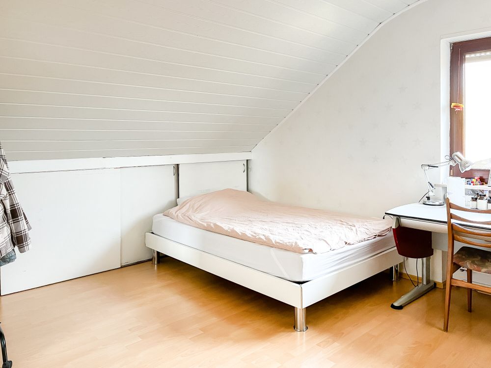 Zweifamilienhaus mit Werkstatt, Garage und Garten mit Weitblick